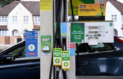 Длинные очереди на АЗС и лимит на бензин: Британия сегодня