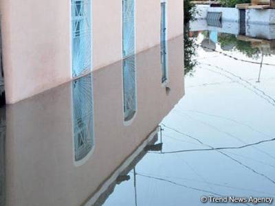 Некоторые места в Баку затопило из-за дождя