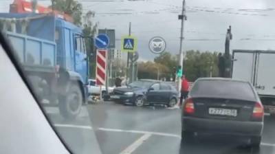 У памятника Победы в ДТП с двумя машинами пострадал пешеход