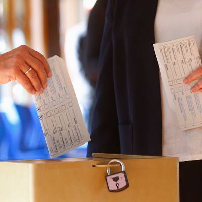 Лашет при голосовании на выборах неправильно сложил бюллетень
