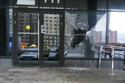 Полиция установила лиц, разбивших стекла в подъезде многоэтажки в Рязани