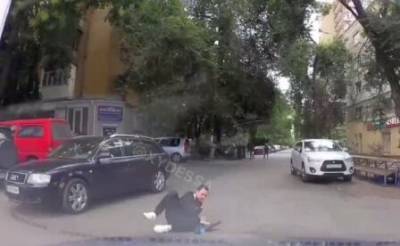 В Одессе мужчина на самокате угодил под колеса автомобиля