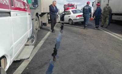 На трассе Тюмень - Омск водитель легковушки разбился в ДТП с двумя фурами