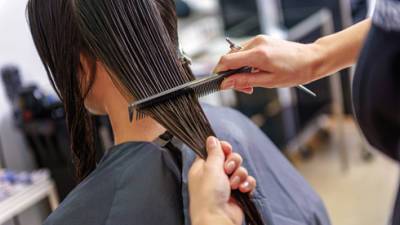 Женщина отсудила у парикмахерской 270.000 за неудачную прическу