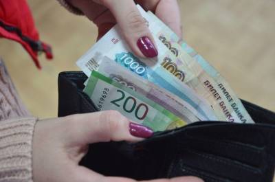 С 1 октября некоторым бюджетникам в России повысят зарплаты. Кому и на сколько? - continent.news - Россия