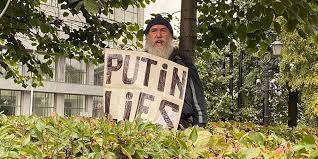 На акции коммунистов в Москве мужчина с плакатом «Putin lies» привязал себя к дереву