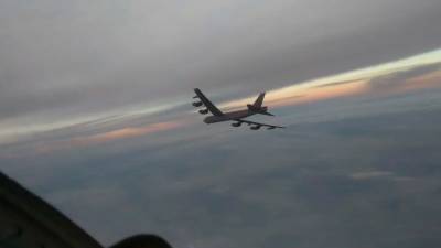 Бомбардировщик B-52H у границ России над Тихим океаном