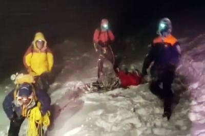 Спасатели спустили тела троих погибших на Эльбрусе альпинистов