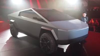 Илону Маску и не снилось: фанат создал супербюджетный Tesla Cybertruck из фанеры, один в один с оригиналом