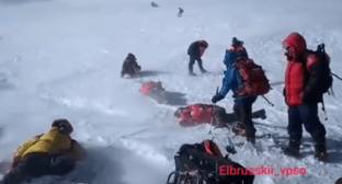 Спасателям удалось спустить с Эльбруса тела погибших альпинистов