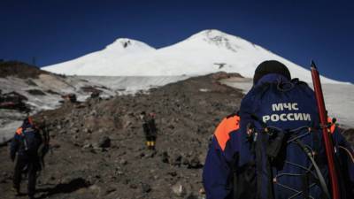 Спасатели спускают тела трёх погибших на Эльбрусе альпинистов