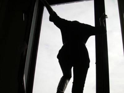 В Свислочи 26-летняя девушка выбросилась с балкона
