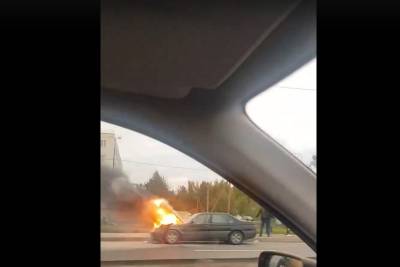 Видео: автомобиль полыхает на Шафировском проспекте