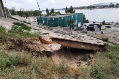 Ростовчане обнаружили провал около опоры Ворошиловского моста 26 сентября