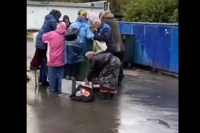 Новосибирские пенсионеры устроили драку за просрочку у мусорного контейнера супермаркета