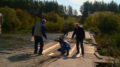 Мост у села Пыркино местные жители починили своими руками