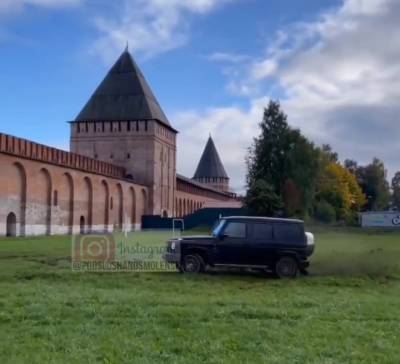 Водитель на дорогой иномарке устроил дрифт на зелёной зоне у крепостной стены в Смоленске
