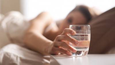 Привычка выпивать стакан воды утром натощак может вызвать рак желудка