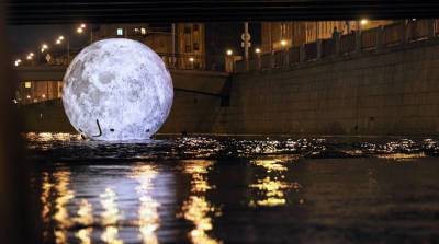 Огромная надувная луна устроила суету на улицах Китая (Видео)