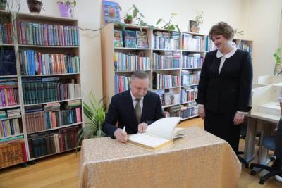 Беглов подарил учебную литературу туркменской школе
