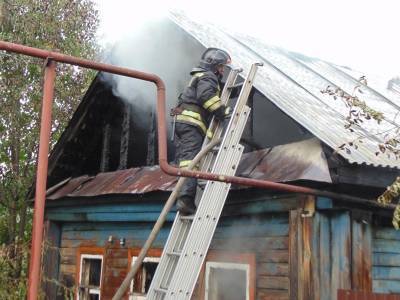 В Астраханской области за сутки сгорели жилой дом и хозпостройка
