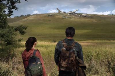 Первый кадр телеадаптации The Last of Us от HBO с участием Педро Паскаля и Беллы Рамзи в образе Джоэла и Элли