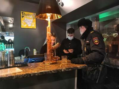 Петербургская полиция изъяла с вечеринок веселящий газ и алкоголь
