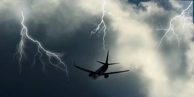 В следовавший из Екатеринбурга в Сочи самолет угодила молния
