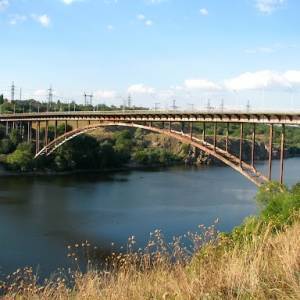 В Запорожье разрушается Арочный мост: движение грузовиков планируют закрыть