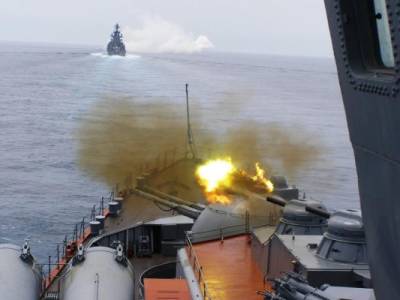 Артиллерийские стрельбы провели в Черном море экипажи кораблей ВМФ России