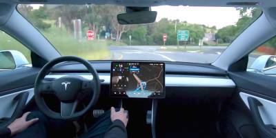 Водители стали невнимательными из-за автопилота Tesla