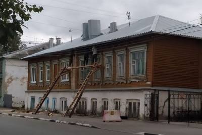 В центре Рязани рабочие повредили резной декор исторического здания