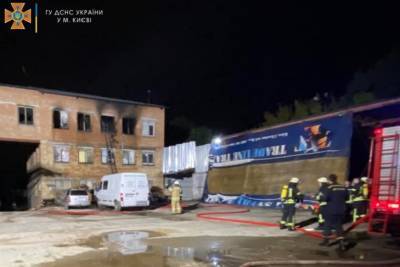 Людям пришлось прыгать из окна: в Киеве в результате пожара в хостеле погиб парень