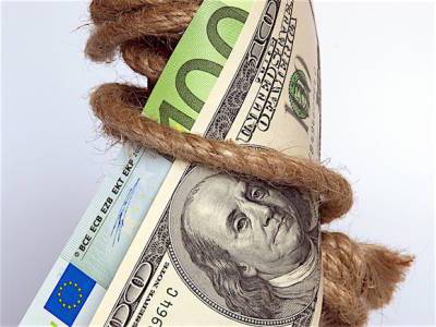 Рубль в ходе торгов теснит доллар и евро более чем на 6 копеек