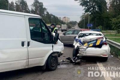 В Киеве пьяный водитель микроавтобуса наехал на полицейских: четверо пострадавших