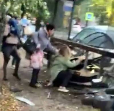 Машина протаранила людей на остановке под Калининградом