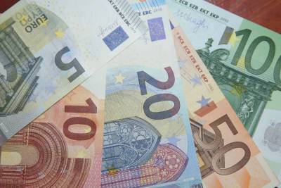 Евро впервые с июля 2020 года опустился ниже 85 рублей