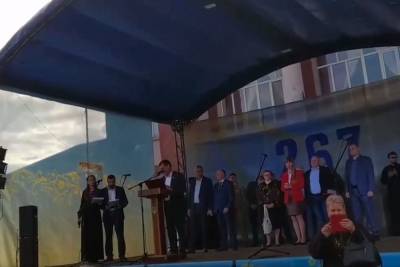 Мэр украинского города не смог прочитать поздравление на государственном языке