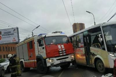 В центре Рязани пожарная машина столкнулась с маршруткой №53