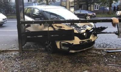 В Калининграде автомобиль протаранил автобусную остановку. Есть пострадавшие