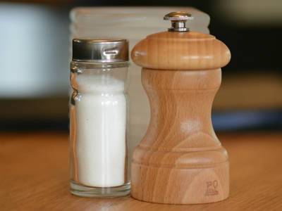 «Никогда не ставьте на стол солонку»: диетолог назвала продукты-лидеры по количеству скрытой соли