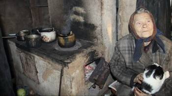 Одинокая пожилая вологжанка жила в разрушенном доме, местные власти на нее наплевали