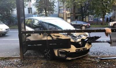 Водитель в Калининграде протаранил автобусную остановку с людьми