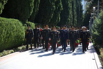 Руководство минобороны Азербайджана посетило Аллею почетного захоронения и Вторую Аллею шехидов в Баку (ФОТО)