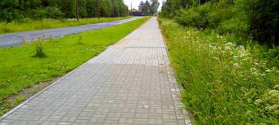 В поселке Карелии сделали пешеходную дорожку за 2,7 млн рублей, чтобы селяне могли спокойно гулять