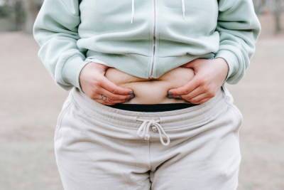Диетолог Ковальков объяснил, как убрать жир на животе