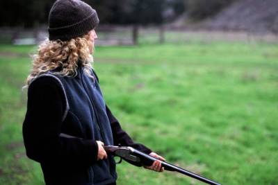 Женщина-охотник во время перезарядки прострелила себе ногу в Тосненском районе