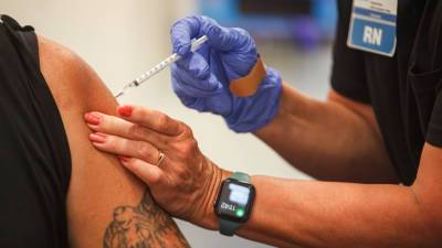 Ковид-диссиденты в США бросились ставить прививки