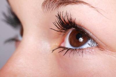 Офтальмолог развеяла популярные мифы о катаракте
