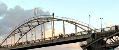 Екстрим заради лайків: У Дніпрі дівчина вилізла на опори Монастирського мосту заради селфі